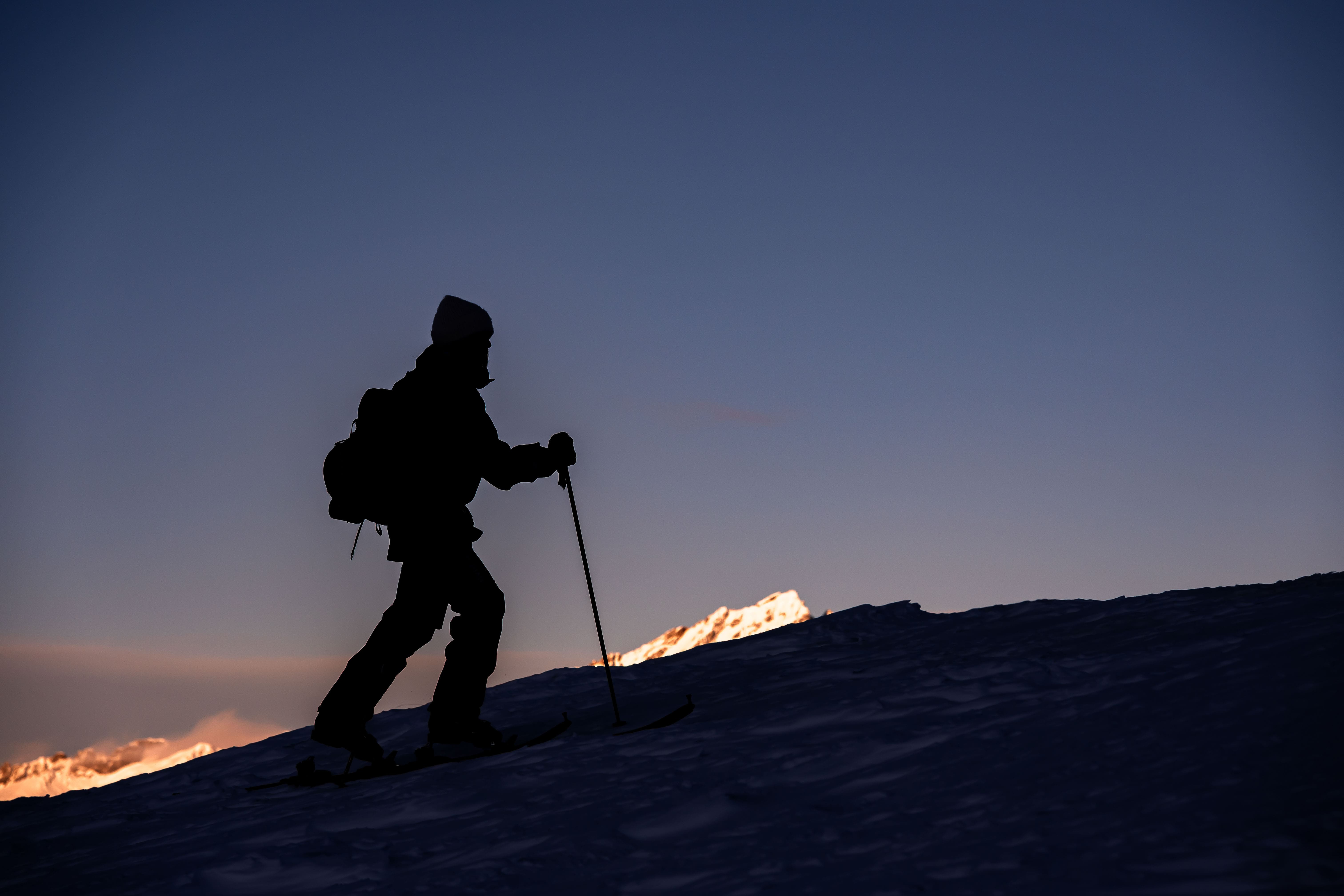 Ski de randonnée au coucher du soleil