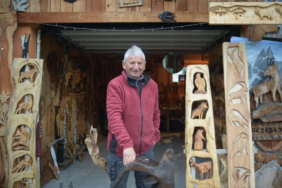 roland_bertholin_au_milieu_de_poyas_initialement_montee_en_alpage_de_sa_creation_devant_sa_salle_d_exposition_toujours_ouverte_au_public_photo_le_dl_f_f_1677340569.jpg - © Le dauphine roland_bertholin_au_milieu_de_poyas_initialement_montee_en_alpage_de_sa_creation_devant_sa_salle_d_exposition_toujours_ouverte_au_public_photo_le_dl_f_f_1677340569.jpg