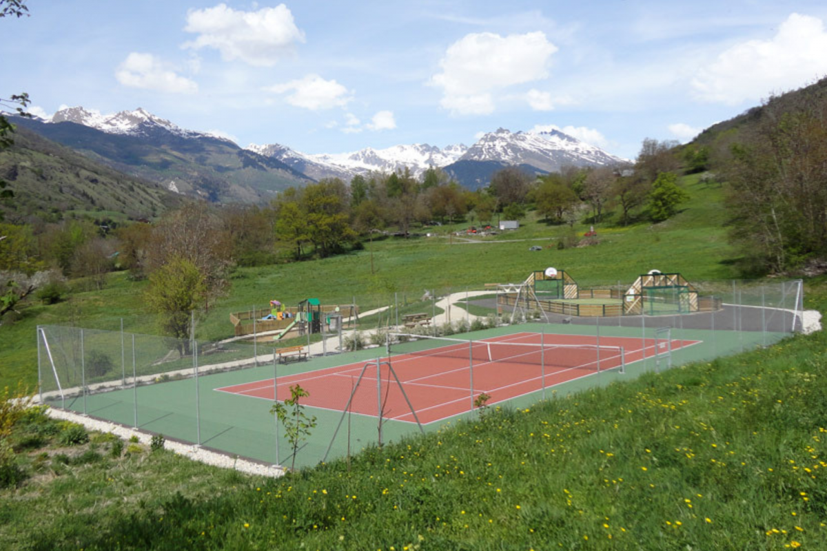 Tennis court in Landry