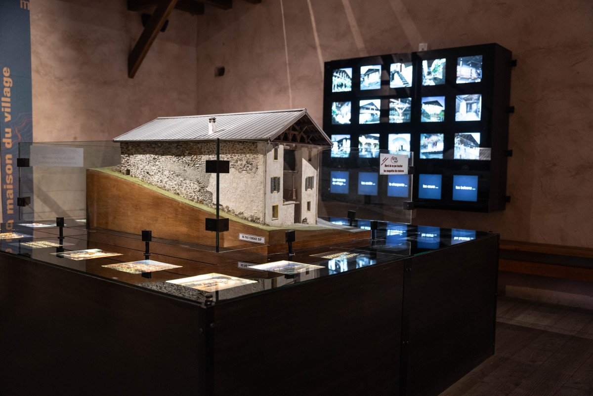 Maquette et écran sur une maison de village Maquette et écran sur une maison de village