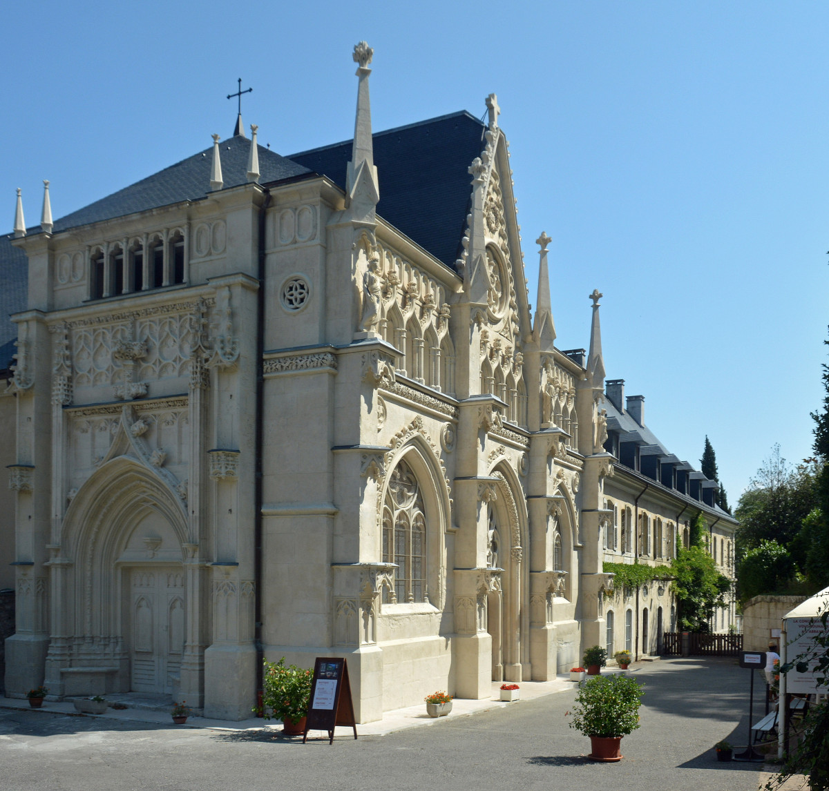 Façade de l'abbatiale - © Communauté du chemin neuf Façade de l'abbatiale