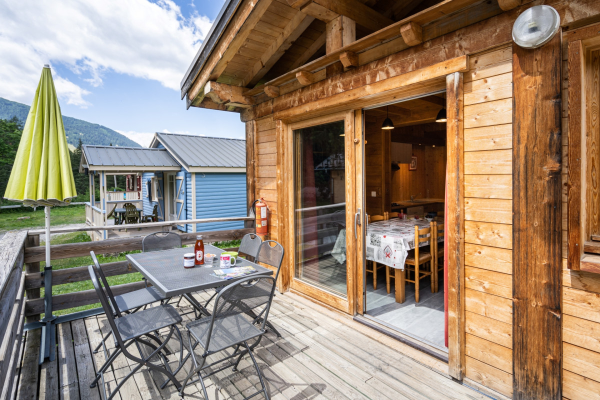 Terrasse vue chalet - © Camping les lanchettes Terrasse vue chalet