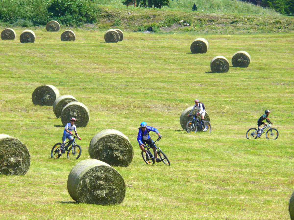 velo_slalom_boules_de_foin_sous_nancroix_7_juillet_2013_17.jpg velo_slalom_boules_de_foin_sous_nancroix_7_juillet_2013_17.jpg