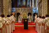 Communauté priant à l'intérieur de l'église