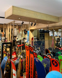 skis