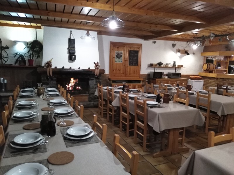 salle-de-restaurant-hiver-avec-feu-de-chemin-e-90801