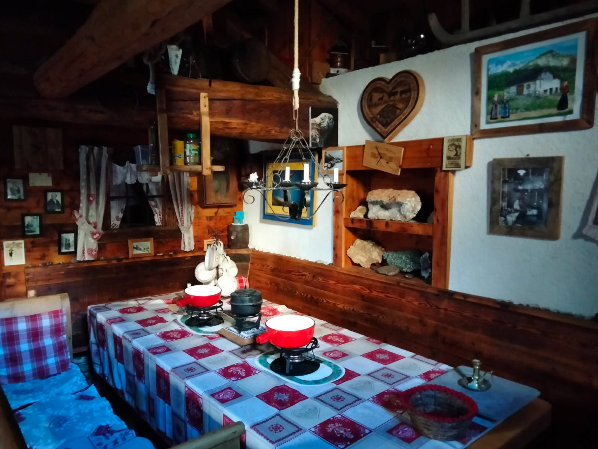 Sortie en traîneau avec les rennes & fondue savoyarde en chalet d'alpage. - © Chalet JP neutre Sortie en traîneau avec les rennes & fondue savoyarde en chalet d'alpage.