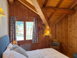 chambre-lit-double-bleue-chalet-neige-et-bois-moulin-68568