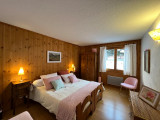 chambre-lit-double-rose-chalet-neige-et-bois-moulin-68566