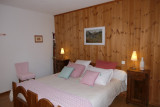 chambre-lit-double-rose-neige-et-bois-moulin-68567