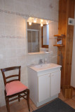 salle-de-douche-vasque-simple-chalet-neige-et-bois-moulin-68575