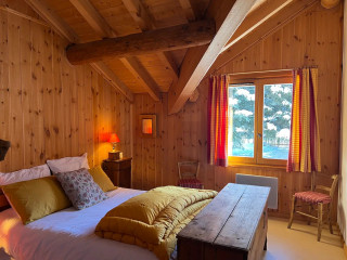 chambre-lit-double-jaune-2chalet-neige-et-bois-moulin-68532