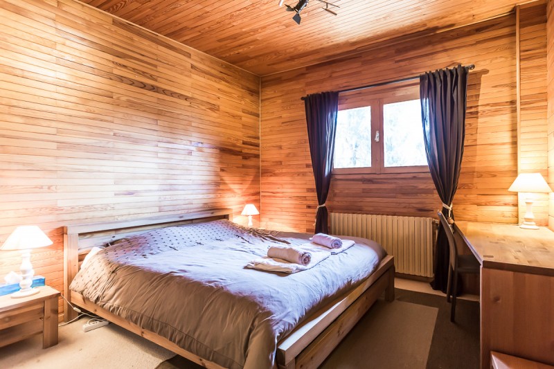 chalet-poyet-15-4-22-chambre-lit-double-haut-64326