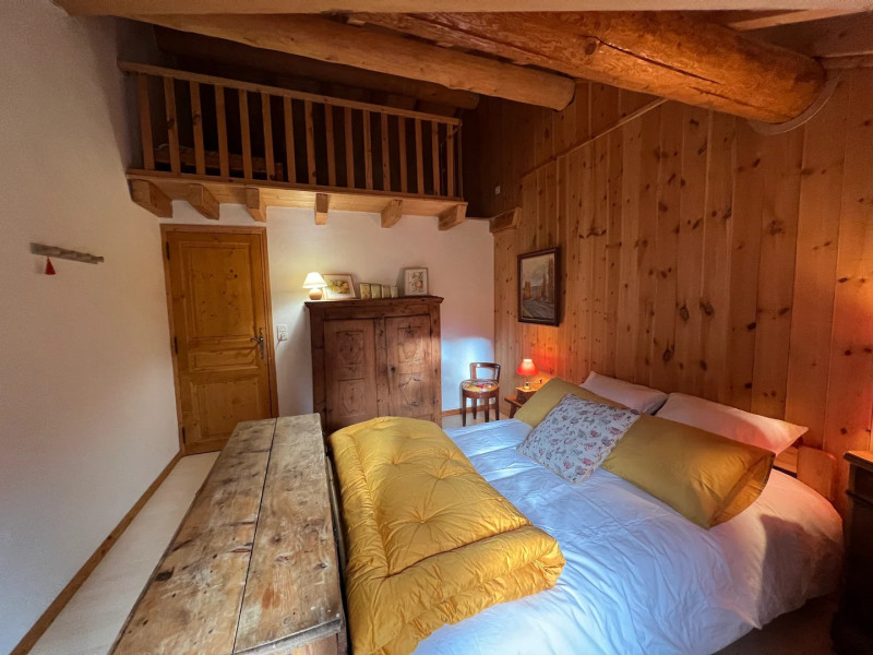 chambre-lit-double-jaune-chalet-neige-et-bois-moulin-68533