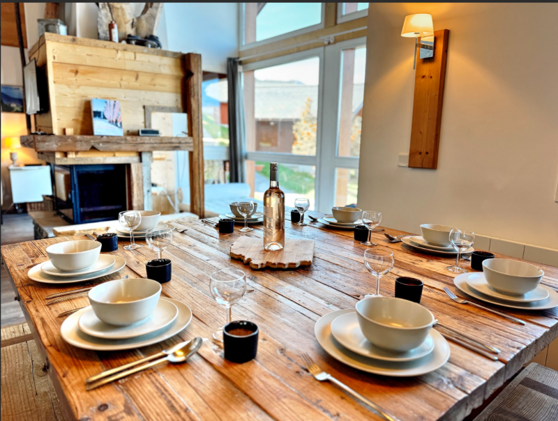 close-up-dining-table-1225379