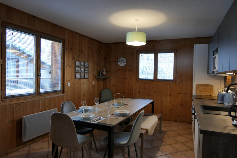 coin-repas-chalet-neige-et-bois-moulin-68530