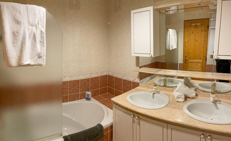 gen-bathroom1-68d2a336bc8db-1268246