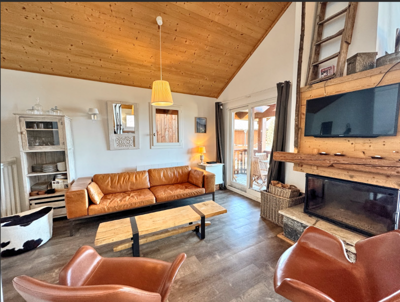 lounge-with-fireplace-1225376