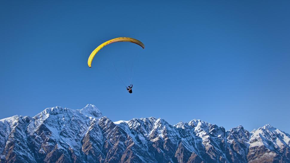 paragliding-and-snow-mountain-85752