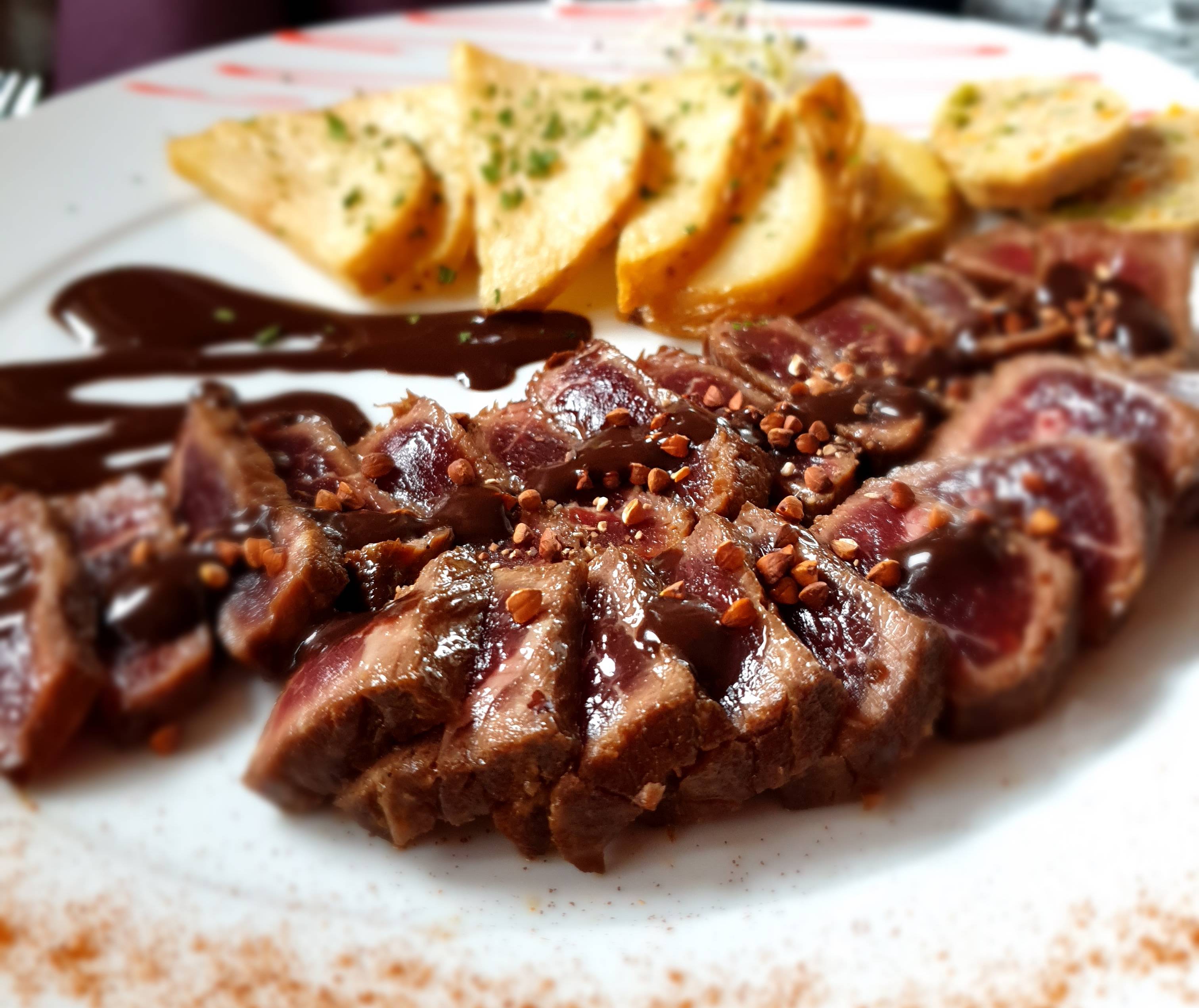 tataki-de-boeuf-sauce-cacao-c-coeur-de-vall - © Cœur de Vall'